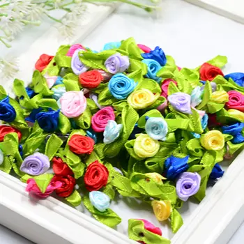 100 Kosov Saten Trak Drobni Valjani Rose Bud Cvet z Zeleno Saten Listi, Poročni Dekor Obrti Šivanje Aplicirano DIY